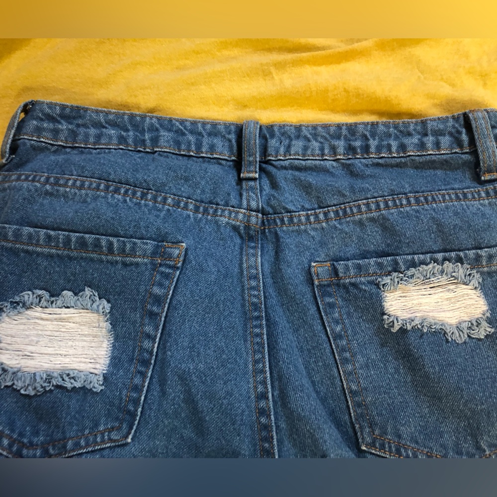 Woman’s Ripped Jeans - Picture 5 of 5
